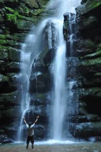 Venerando a cachoeira do Buraco do Padre, próximo à Ponta Grossa - PR